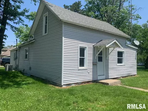 510 W Franklin St, Girard, IL 62640