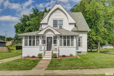 103 S 1st St, Divernon, IL 62530