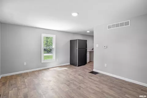 1301 N Osburn Ave, Springfield, IL 62702 photo 2