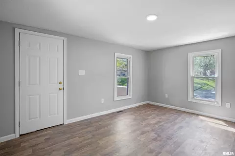1301 N Osburn Ave, Springfield, IL 62702 photo 4