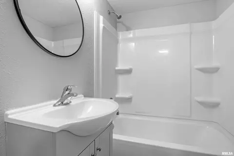1301 N Osburn Ave, Springfield, IL 62702 photo 8