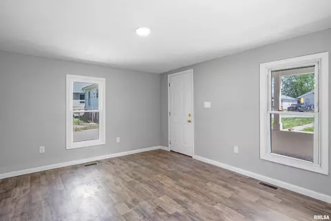 1301 N Osburn Ave, Springfield, IL 62702 photo 3