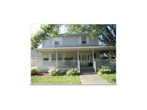 105 E Scott St, Sullivan, IL 61951