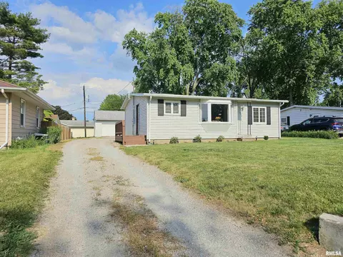 1036 N State St, Lincoln, IL 62656