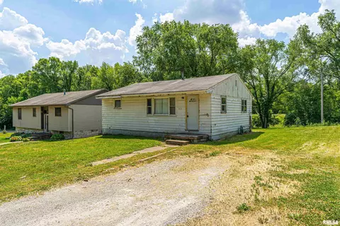 913 Lake St, Lincoln, IL 62656