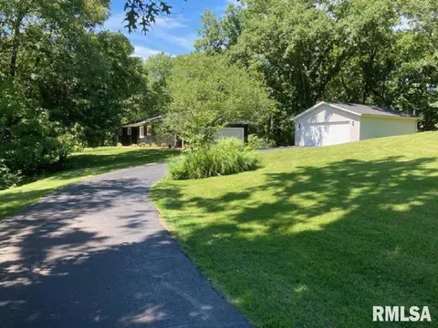 3911 E Lakeshore Dr, Taylorville, IL 62568