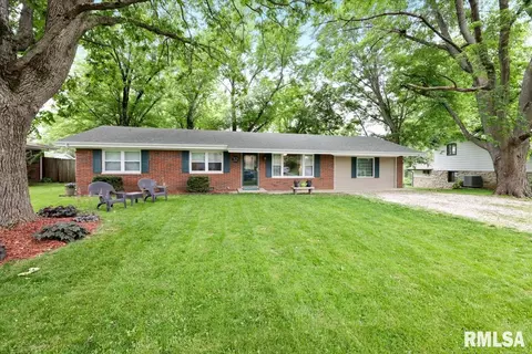 32 Birch Dr, Chatham, IL 62629