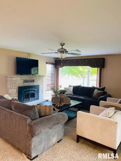 319 W Maple Ave, Ursa, IL 62376 photo 3