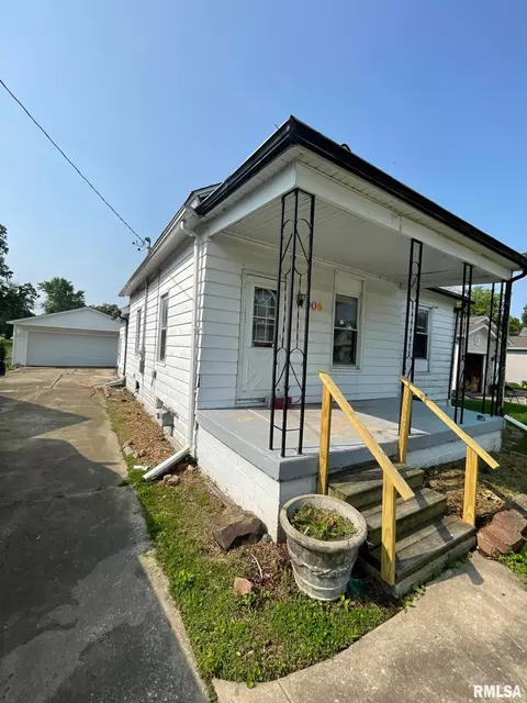 906 W Adams St, Taylorville, IL 62568