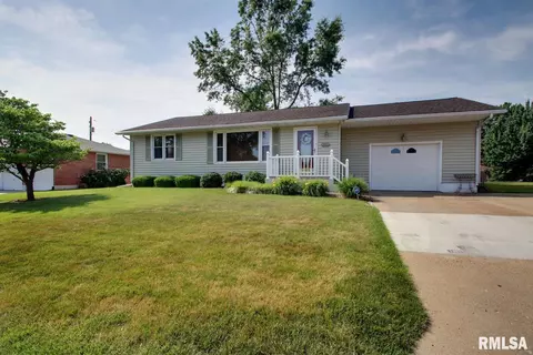1220 St Charles Dr, Quincy, IL 62305