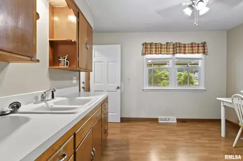 3260 S Spring St, Springfield, IL 62703 photo 9