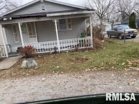 1021 Dover St, Centralia, IL 62801