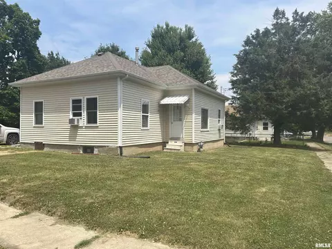 421 W 3rd St, Taylorville, IL 62568