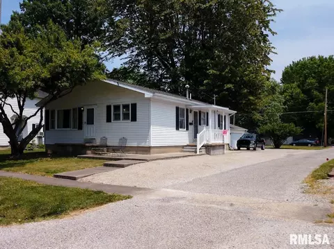322 N Blair St, Virden, IL 62690