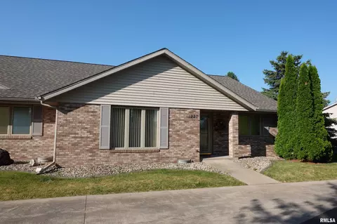 1220 Pine Tree Ln, Galesburg, IL 61401