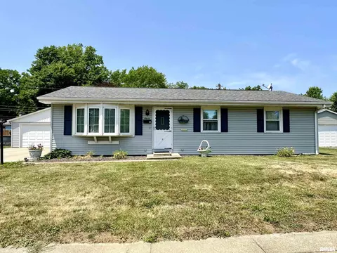 11 Fernwood Blvd, Jacksonville, IL 62650