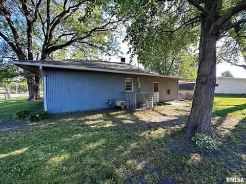 432 W Holmes St, Oneida, IL 61467 photo 3