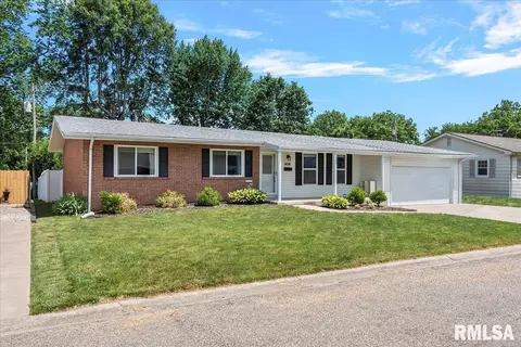 406 Pendik Rd, Jacksonville, IL 62650