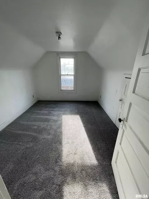 1228 E Ash St, Springfield, IL 62703 photo 6