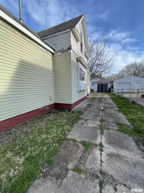 1228 E Ash St, Springfield, IL 62703 photo 11