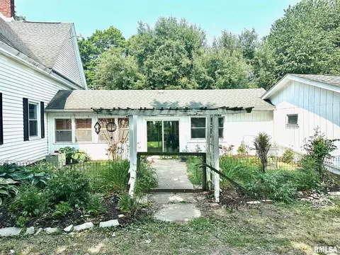 200 N Main St, Berlin, IL 62670 photo 2