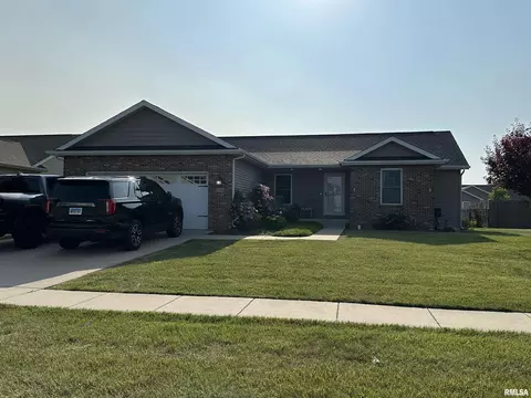 1716 Ptarmigan Dr, Chatham, IL 62629