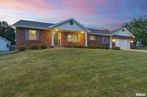 37 Knollwood Dr, Sherman, IL 62684