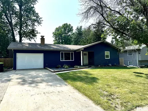 215 Brookside Dr, Jacksonville, IL 62650