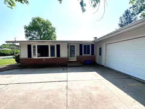 424 W Holmes St, Oneida, IL 61467 photo 2