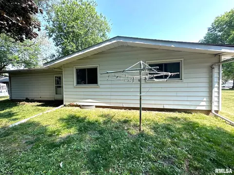 424 W Holmes St, Oneida, IL 61467 photo 4