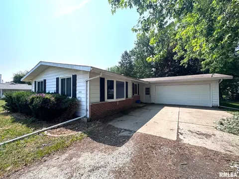 424 W Holmes St, Oneida, IL 61467
