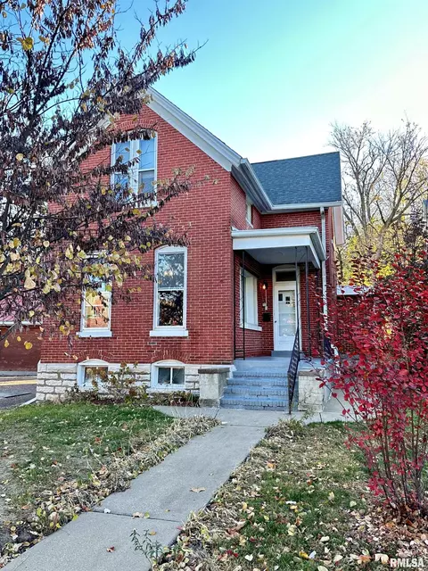 325 S 12th St, Quincy, IL 62301