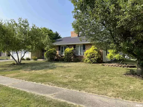 401 Crown Point Dr, Sherman, IL 62684
