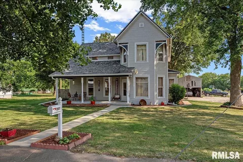 207 W Prairie St, Waverly, IL 62692