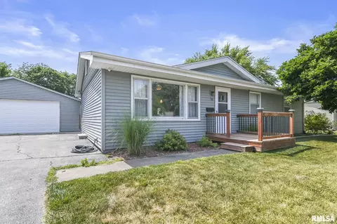 13 Fernwood Blvd, Jacksonville, IL 62650