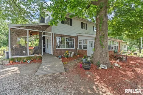 7456 Oak Crest Rd, Riverton, IL 62561