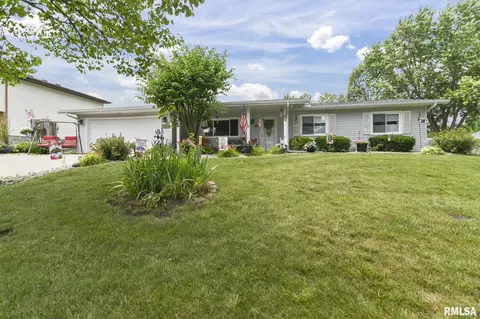 21 Timbercrest Dr, Sherman, IL 62684