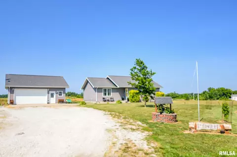 732 N 400 E Rd, Morrisonville, IL 62546