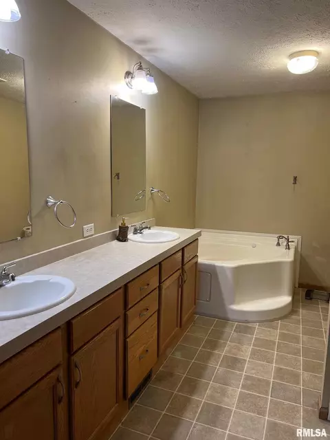 105 North St, Augusta, IL 62311 photo 8