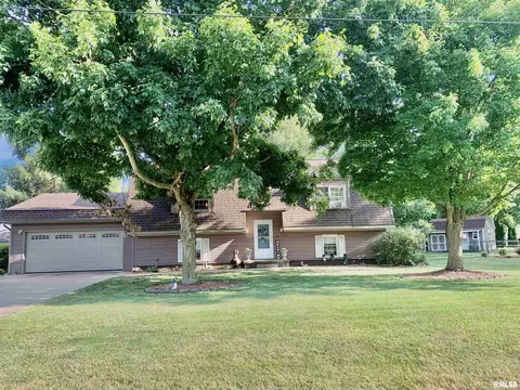 372 E Broadway, Virginia, IL 62691