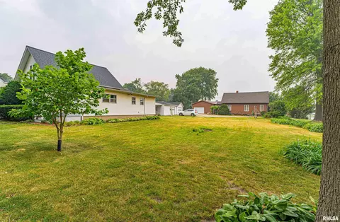 208 E Charles St, Mclean, IL 61754 photo 2