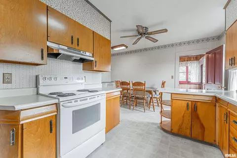 208 E Charles St, Mclean, IL 61754 photo 13