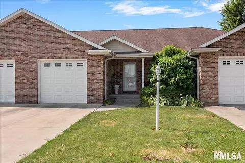 208 W Bidwell St, Taylorville, IL 62568