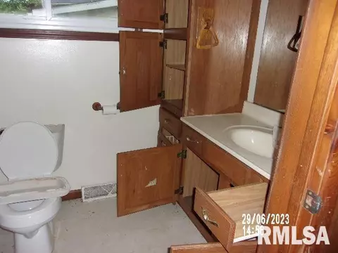 525 E Spaulding St, Riverton, IL 62561 photo 7