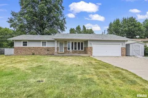509 Rainbow Dr, Athens, IL 62613