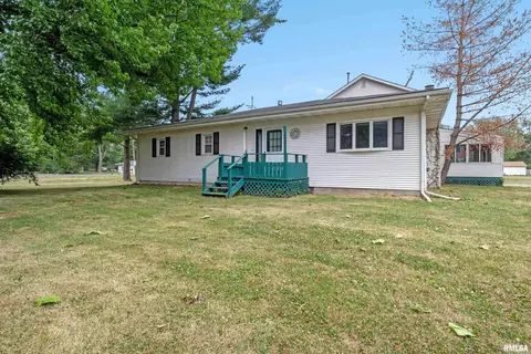 120 N 8th St, Riverton, IL 62561