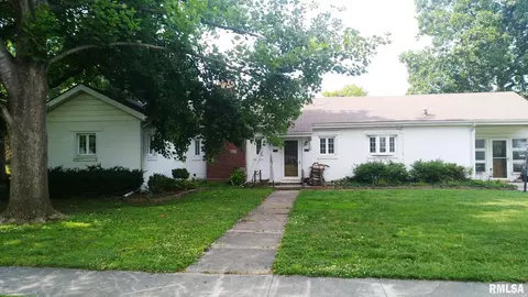 928 E 1st North St, Carlinville, IL 62626