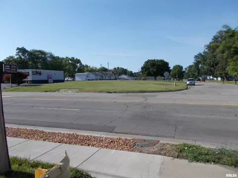 719 Woodlawn Rd, Lincoln, IL 62656