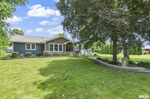 110 S Locust St, Assumption, IL 62510