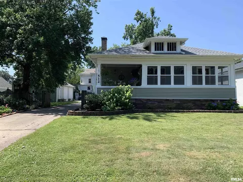 512 W Vine, Taylorville, IL 62568